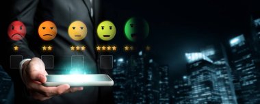 İş adamı müşteri memnuniyet değerlendirmesi verilerini analiz eder ve hizmet kalitesini artırmaya çalışır. Müşteri memnuniyeti ve sadakatini arttırmak için koz değerlendirmeleri. FaaS