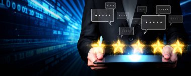 İş adamı müşteri memnuniyet değerlendirmesi verilerini analiz eder ve hizmet kalitesini artırmaya çalışır. Müşteri memnuniyeti ve sadakatini arttırmak için koz değerlendirmeleri. EIDE