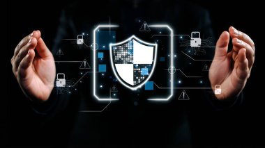 Bu resim, kilit sembolleri arasında dijital bir kalkan simgesini koruyan ve veri güvenliğini vurgulayan siber güvenliğin modern bir temsilini tasvir ediyor. Dörtgen