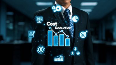 Bir iş adamı, teknoloji meraklısı bir ortamda dinamik grafikler ve ikonlar aracılığıyla maliyet azaltma stratejilerini sergiliyor. Dörtgen