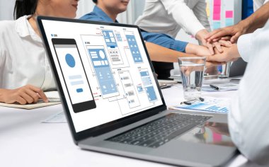 Hareketli mobil uygulama ve web sitesi için UX UI tasarım süreci. Profesyonel uygulama geliştiricisi için kablo grafiğinin yaratıcı prototipi .