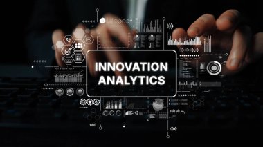 İş Veri Analizi ve Teknoloji İlerlemesi İçin İnovasyon Analitik Kavramsal Kaplamalı Eller Klavyede. Asemptotik akıllı veri analitiği.