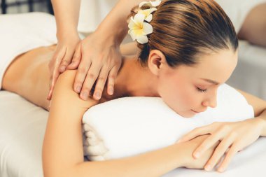 Kafkas çift müşterisi stres önleyici spa masajının keyfini çıkarıyor ve lüks otel veya oteldeki gündüz açık hava ortamında güzellik teniyle eğleniyor. Sessiz.