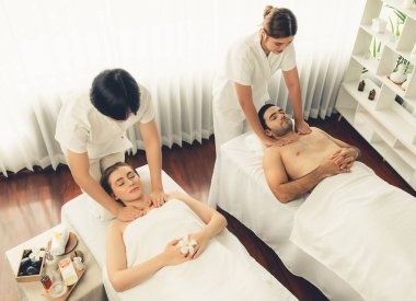 Kafkas çift müşterisi stres önleyici spa masajının keyfini çıkarıyor ve lüks otel veya oteldeki gündüz açık hava ortamında güzellik teniyle eğleniyor. Sessiz.