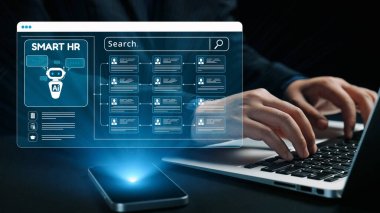 Yapay zeka güdümlü insan kaynakları yönetiminin gelecekteki illüstrasyonu. Bir dizüstü bilgisayar ve akıllı telefon çalışanların veri arama ve yönetimi için gelişmiş bir dijital arayüz sergiliyor. Dörtgen