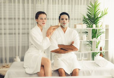 Kaplıca salonunun sakin, modern gündüz atmosferi, birkaç müşteri yüz maskesi takarak kendini yenilemeye çalışıyor. Yüz bakımı ve güzellik kozmetolojisi prosedürü. Sessiz.