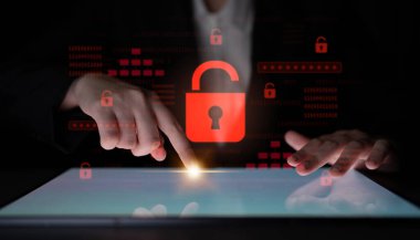 Siber güvenlik ihlalini gösteren dijital güvenlik kavramı, güvenlik sistemleri arasında veriye maruz kaldığını belirten kırmızı bir asma kilit, sistem savunmasızlığını ve Latch riskini vurguluyor.