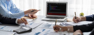 İş zekası ve veri analizi kavramı. Analizci ekibi laptop ekranında finansal veri analizi üzerinde çalışıyor. Etkili iş stratejik planlama için pazarlama göstergesi olarak. İçgörü