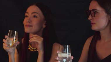 Gülümseyen güzel bir müşteri, lüks bir barda arkadaşlarıyla konuşuyor. Bir anda barmenlere portakallı kokteyl ikram ediyor. Klüpte sosyete ortamının tadını çıkarıyor. Vinosity.