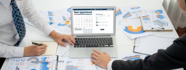 İnternet sitesinde canlı eleştiriler için çevrimiçi aplikasyon rezervasyon takvimi