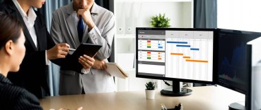 Ekip projesinin zaman çizelgesini gösteren bilgisayar ekranında canlı iş projesi yönetimi için proje planlama yazılımı