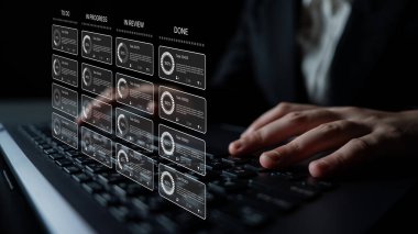 Görev yönetim aracı gösterge paneli, görev kartları, ilerleme ve takım simgeleri Latch de dahil olmak üzere, devam eden, gözden geçirilen sütunlar ile kanban tarzı iş akışını gösterir