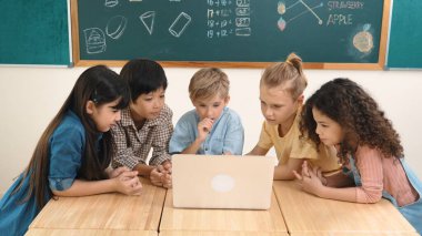 Üst düzey öğrenci dizüstü bilgisayara bakıyor ve kodlama mühendisliği kodunu ve yapay zeka üretmeyi öğreniyor. Beyin fırtınası yaparken ve yaratıcı plan yaparken yetenekli çocukların birlikte çalışması. Pedagoji.