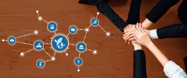 Profesyonellerden oluşan bir ekip, bir konsept çizelgesi yoluyla yeşil çözümleri görselleştirerek, iş stratejisindeki ortaklık ve yenilikleri vurgulayarak, ahşap bir masa üzerinde işbirliği yapıyor. Dostluk