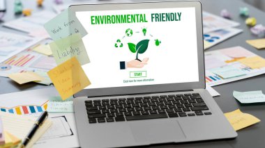 İş fikri için yaratıcı ve analitik beyin fırtınası için yapışkan bir not ve dizüstü bilgisayarında BI veri paneli var. Pazarlama stratejisi için finansal veri görselleştirme teknolojisini analiz et. Dahi.