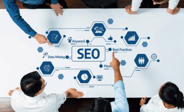 İş dünyasından profesyoneller, SEO stratejilerini görsel grafiklerle analiz ederek, pazarlama başarısı için veri güdümlü uygulamaları ön plana çıkaran bir işbirliği oturumuna giriyorlar. Dostluk