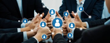 Profesyonel ağların dinamik görsel temsili, çeşitli ellerin bir araya gelmesi, profesyoneller arasındaki işbirliğini ve stratejik iş etkileşimlerini sembolize ediyor. Dostluk