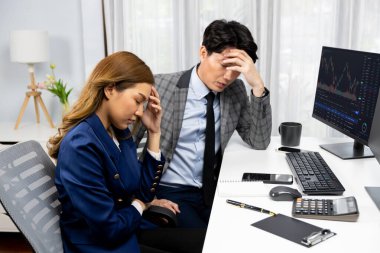 Stresli döviz yatırımcısı iş ortakları zarar eden hisse senedi döviz kuru yatırımlarını tartışıyor ekonomik durgunluk aşamasında finansal uygulamanın ticari değer dinamik karışıklığını kaçırıyorlar. İnfobahn.