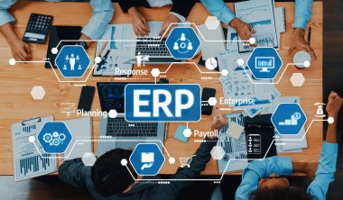 İş adamları, ERP stratejilerini analiz etmek, şirket yönetiminin iyileştirilmesi için veri ve teknoloji entegrasyonu sergilenmesi amacıyla modern bir ofis ortamında işbirliği yapmaktadırlar. Dostluk
