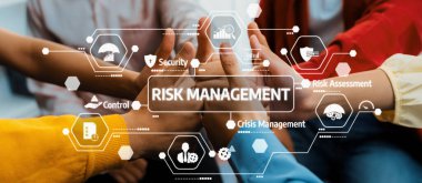 Girişimci şirket çalışanlarının el ele dizilmesi başarılı bir iş ortaklığı grubunu ve panoramik afişte kamu işyerinde güçlü bir birlik takım çalışmasını sembolize ediyor. Sinerjik Dostluk