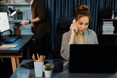 İş kadını, müşterilerle birlikte modern ofiste yeni bir proje işi yapmak için arıyor. Bu sırada, iş planının evrak dosyalarını kontrol ederek gece geç saatlerde veri tabanı raporlama toplantısına katılıyor. İnfobahn.