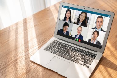 İş dünyasından iş adamlarının modern sanal grup toplantısı için video konferansındaki iş adamları