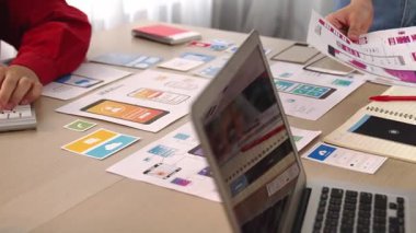 Mobil uygulama ya da web sitesi için kullanıcı arayüzü prototipi planlayan şirket çalışanlarının panorama videosu. UX UI tasarım beyin fırtınası kullanıcı dostu arayüz planı tasarlıyor. Sinerjik