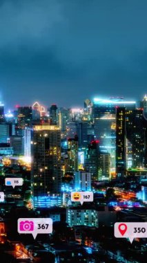 Sosyal medya simgeleri, sosyal ağ uygulama platformu üzerinden insanların karşılıklı bağlantılarını gösteriyor. Çevrimiçi toplum ve sosyal medya pazarlama stratejisi kavramı .