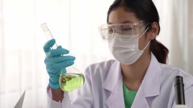 Laboratuvar araştırmacısı yeni bir ilaç geliştirir ya da tedavi eder. Laboratuvar tüpünde renkli kimyasal sıvı kullanır. Bilimsel veya kimya uzmanlığı ve laboratuvar ekipmanları ile sağlık hizmetlerinin teknolojik gelişimi. Katı.