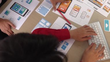 Mobil uygulama ya da web sitesi için kullanıcı arayüzü prototipi planlayan şirket çalışanlarının en iyi görünüm videosu. UX UI tasarımcı beyin fırtınası kullanıcı dostu arayüz planı. Sinerjik