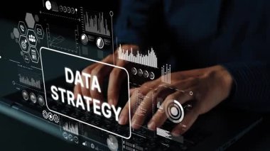Veri Stratejisi Konsepti ve İş ve Teknoloji Alanları Dijital Grafikleri ile Dizüstü Bilgisayarda Çalışan Profesyonel Eller. Asemptotik akıllı veri analitiği.