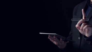 Bir kişi dijital arayüz içinde yazılım güncelleme ilerleme çubuğunu gösteren bir tablet tutuyor. Sahne, teknolojinin modern günlük görevler üzerindeki etkisini simgeliyor. Dörtgen