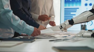 Yapay zeka teknolojisini finansal modelleri rafine etmek ve verimliliği artırmak için kurumsal planlamaya entegre eden iş adamları. Noogenesis Yapay Zeka