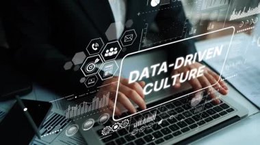 Modern Ofis Ayarlarındaki Veri Yönetimi Kültür Konseptleri ve Grafiksel Elementler Üzerine Dizüstü Bilgisayarda Yazı Yazıyor. Asemptotik akıllı veri analitiği.