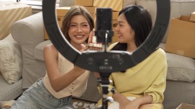 Kadın girişimci çevrimiçi pazarlama platformu kullanarak ürünü sunmaya başlarken çevrimiçi canlı yayın platformunda insanları selamlıyor. Çekici satıcı ya da etkili kayıt videosu. Myrmidon.