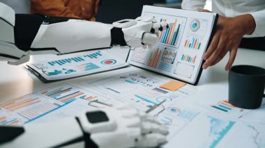 Çapraz işlevsel bir toplantıda, gözden kaçan eğilimleri ortaya çıkaran bir yapay zeka süreci, daha keskin bir iş görünümüne olanak sağlıyor ve bir sonraki seviye pazarlama ilerlemesine zemin hazırlıyor. Noogenesis Yapay Zeka