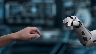 Robot ve insan elini uzatıyor ve parmağıyla beyin simgesini havada yüzdürüyor. Laboratuvar geçmişi bulanıklaşırken robot el ve insanın birlikte çalışmasını engelle. Sağlıklı..