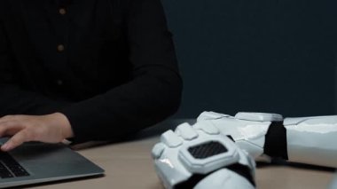 Pratik bir strateji oturumu, eğilimleri yorumlamak ve performansı optimize etmek, pazarlama girişimlerini kalıcı bir başarı elde etmek için suni zekaya başvuruyor. Noogenesis Yapay Zeka