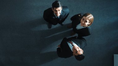 Çeşitli iş adamlarının yukarıdan aşağıya bakış açısı toplantı odasında ayakta durup kameraya bakarken pazarlama stratejisini açıklar. Bir grup zeki insan beyin fırtınası yapıp planı tartışıyor. Müdürlük.