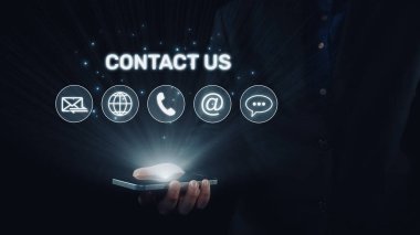 E- posta, web, telefon ve mesaj simgelerini gösteren UI konsepti. İletişim ve destek simgeleri iş iletişimini düzene sokmaya ve müşteri iletişim deneyimini geliştirmeye yardımcı olur. Elide