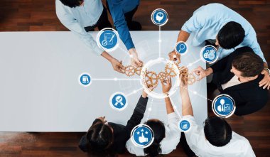 Bir iş stratejisi oturumu sırasında çeşitli profesyonellerden oluşan bir grup, yenilikçi fikirler ve gelecekteki başarı için çözümler üretmek amacıyla modern teknolojiden yararlanarak işbirliği yapıyor. Dostluk