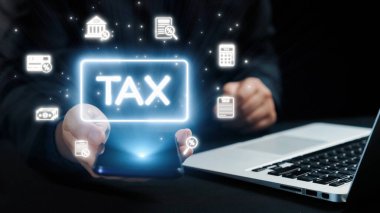 Parlayan bir vergi sembolünü çeşitli finansal simgelerle gösteren, dijital vergi çözümlerinin ve finansal teknoloji yeniliklerinin evrimini temsil eden bir akıllı telefon sunan kişi. Dörtgen