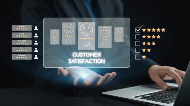 Bir dizüstü bilgisayarda gösterilen müşteri memnuniyet oranlarını analiz eden, gülen yüzler ve yıldız değerlendirmeleri üzerinden geri bildirim yapan, performans ölçümlerini vurgulayan profesyonel bir analiz. Dörtgen