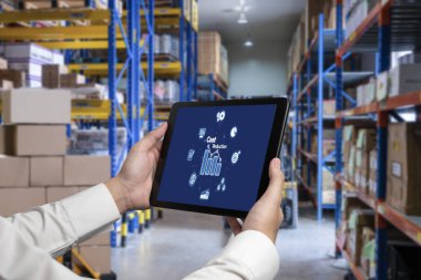 Maliyet düşüşü, bilgisayar ekranında görülen maliyet tasarrufu kavramı, kurumsal işletmeler gereksiz harcamaların azaltılması yoluyla maliyet ve şirket kaynaklarını etkili bir şekilde tasarruf eder