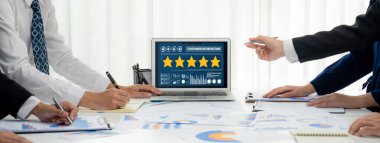 Pazarlama stratejisi planlaması için canlı yazılım bilgisayarında müşteri memnuniyeti ve değerlendirme analizi