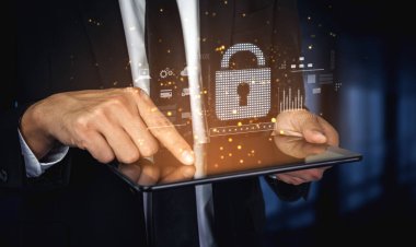 Güvenli veri erişimi için şifreleme, parmak izi kimliği, bulut güvenliği, e-posta, kredi kartı ve veritabanı kilidini gösteren siber güvenlik sistemi