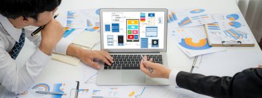 Hareketli mobil uygulama ve web sitesi için UX UI tasarım süreci. Profesyonel uygulama geliştiricisi için kablo grafiğinin yaratıcı prototipi .