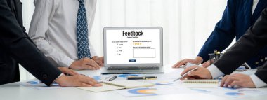 Müşteri geribildirim ve şirket işleri için canlı bilgisayar yazılımı analizi