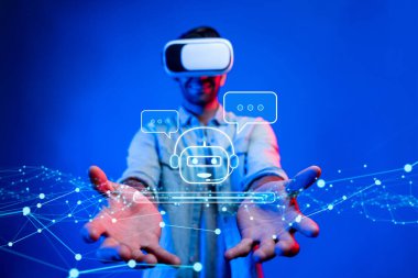 Sanal gerçeklik ortamına dalmış bir kullanıcı, iletişim teknolojisinin ve interaktif tasarımın geleceğini gösteren bir yapay zeka sohbet robotuyla karşılaşır. XDMCP