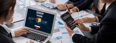 İş zekası ve veri analizi kavramı. Analizci ekibi laptop ekranında finansal veri analizi üzerinde çalışıyor. Etkili iş stratejik planlama için pazarlama göstergesi olarak. İçgörü